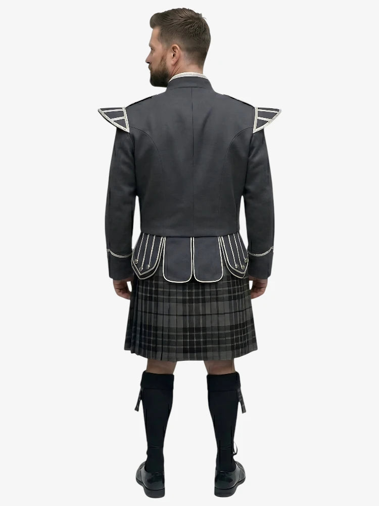 Grey Watch Tartan Doublet Kilt Outfit mit dunkelgrauer Jacke