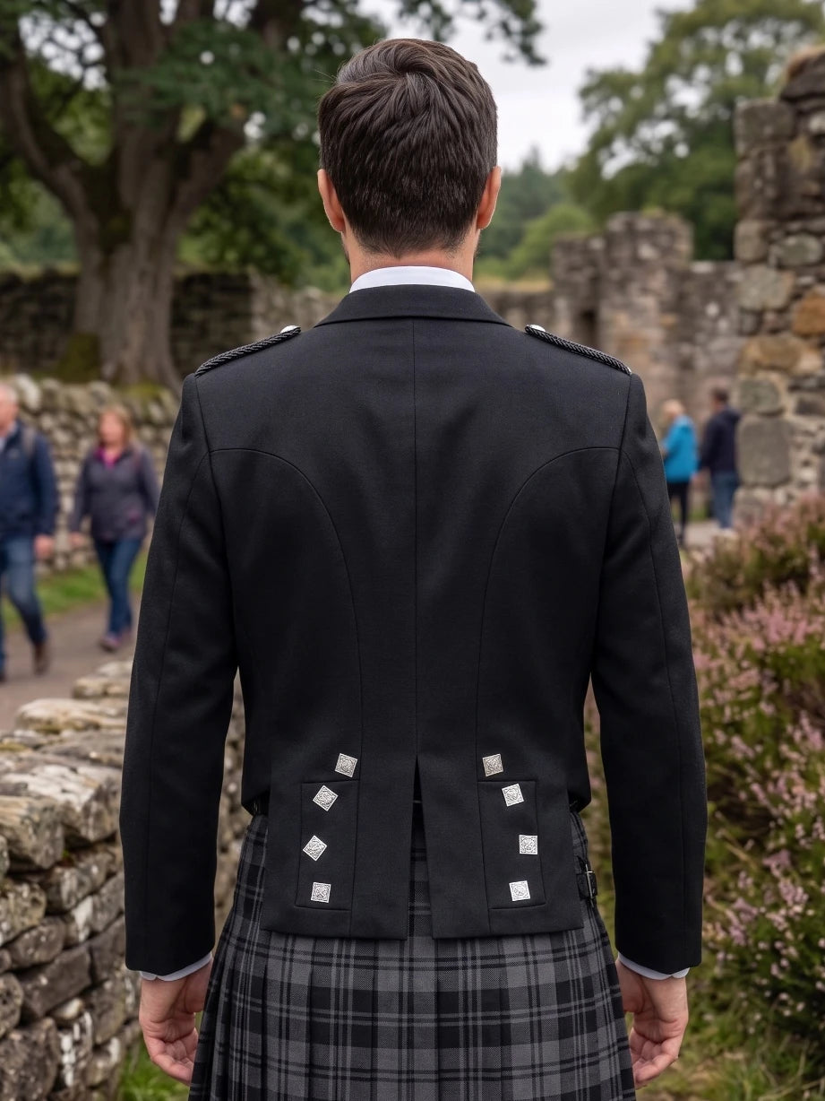 Schwarze Prince Charlie Kilt Jackett mit Satinrevers und Silbernen Quadratischen Knöpfen