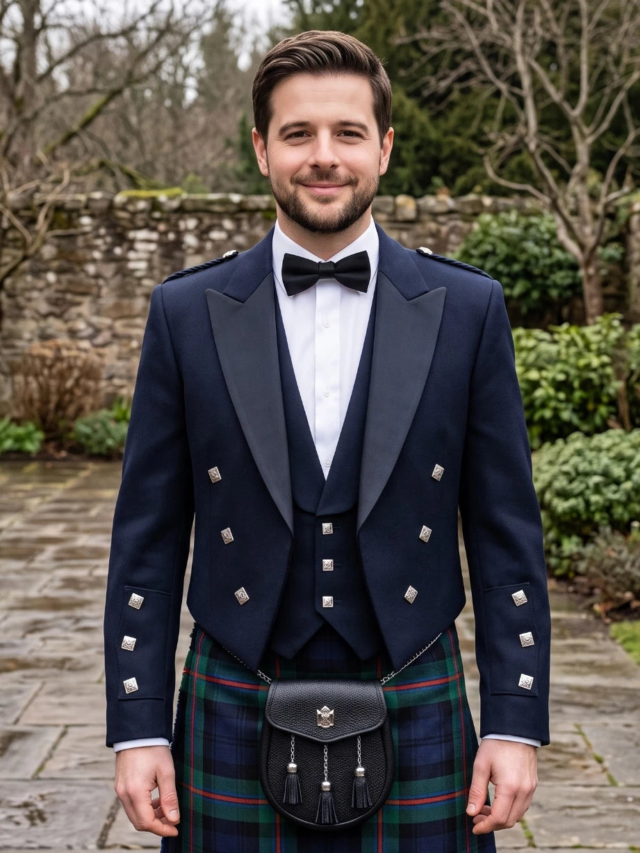 Marineblaue Prince Charlie Kilt Jacke mit Satinrevers & Silbernen Quadratischen Knöpfen