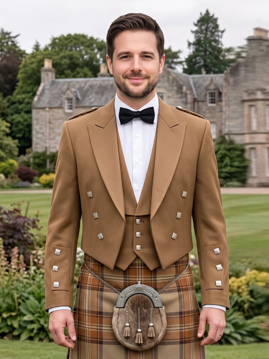Tanfarbenes Prince Charlie Kilt Jackett mit Satinrevers und Silbernen Quadratischen Knöpfen