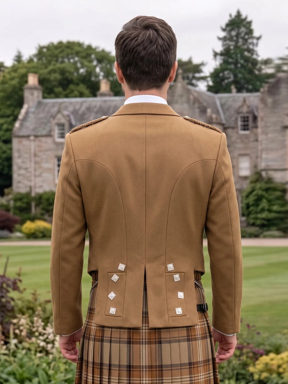 Tanfarbenes Prince Charlie Kilt Jackett mit Satinrevers und Silbernen Quadratischen Knöpfen