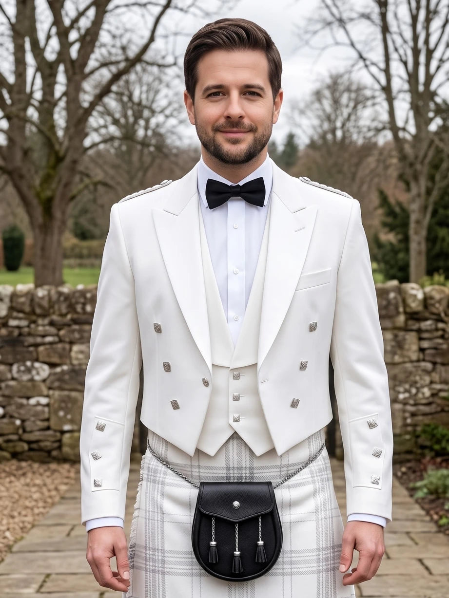 Weißes Prince Charlie Kilt Jackett mit Satinrevers und Silbernen Quadratischen Knöpfen