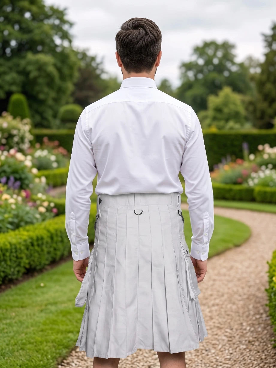 Maßgefertigter weißer Utility-Kilt mit Lederriemen