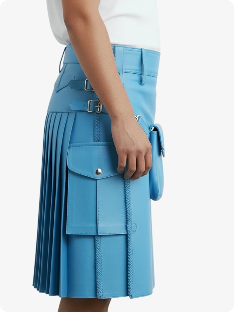 Himmelblauer Leder Faltenkilt mit Gürtelschlaufen & Seitenriemen